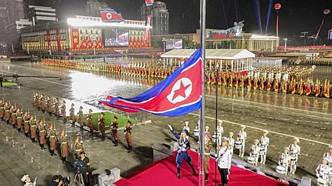 Uma bandeira norte-coreana é hasteada durante a parada militar que assinala o 80.º aniversário da fundação do Partido dos Trabalhadores, no poder, em Pyongyang, a 10 de outubro de 2025