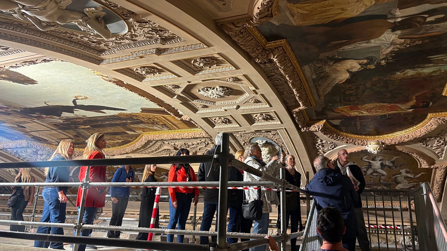 İnsanlar, Avusturya’nın Viyana kentindeki Burgtheater’da tavan resimlerinin restorasyonuna yönelik düzenlenen rehberli tur sırasında, 6 Mayıs 2026.