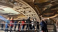 İnsanlar, Avusturya’nın Viyana kentindeki Burgtheater’da tavan resimlerinin restorasyonuna yönelik düzenlenen rehberli tur sırasında, 6 Mayıs 2026.