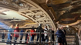 İnsanlar, Avusturya’nın Viyana kentindeki Burgtheater’da tavan resimlerinin restorasyonuna yönelik düzenlenen rehberli tur sırasında, 6 Mayıs 2026.