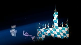 Das bayerische Schloss Neuschwanstein ist vor dem G7-Gipfel in Hohenschwangau, Deutschland, am Freitag, dem 5. Juni 2015, in den Farben der bayerischen Flagge beleuchtet.