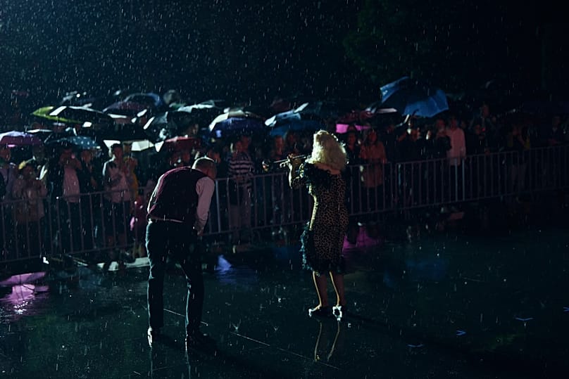 Gunhild Carling a atuar à chuva