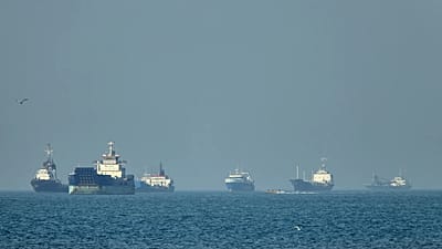 Portacontenedores anclados en el estrecho de Ormuz, frente a Bandar Abbas, 4 de mayo de 2026.