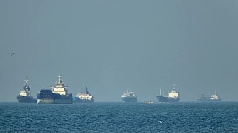 Navios porta-contentores ancorados no Estreito de Ormuz, ao largo de Bandar Abbas, 4 de maio de 2026