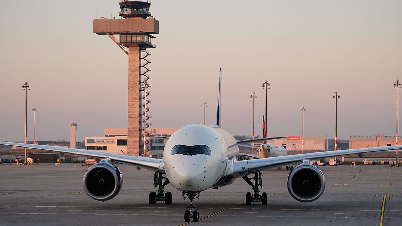 Symbolbild: Ein Flugzeug am Berliner Flughaben, 7. November 2025