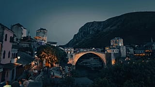 El Puente Viejo de Mostar se mantiene como símbolo de la diversidad y la cohesión del país