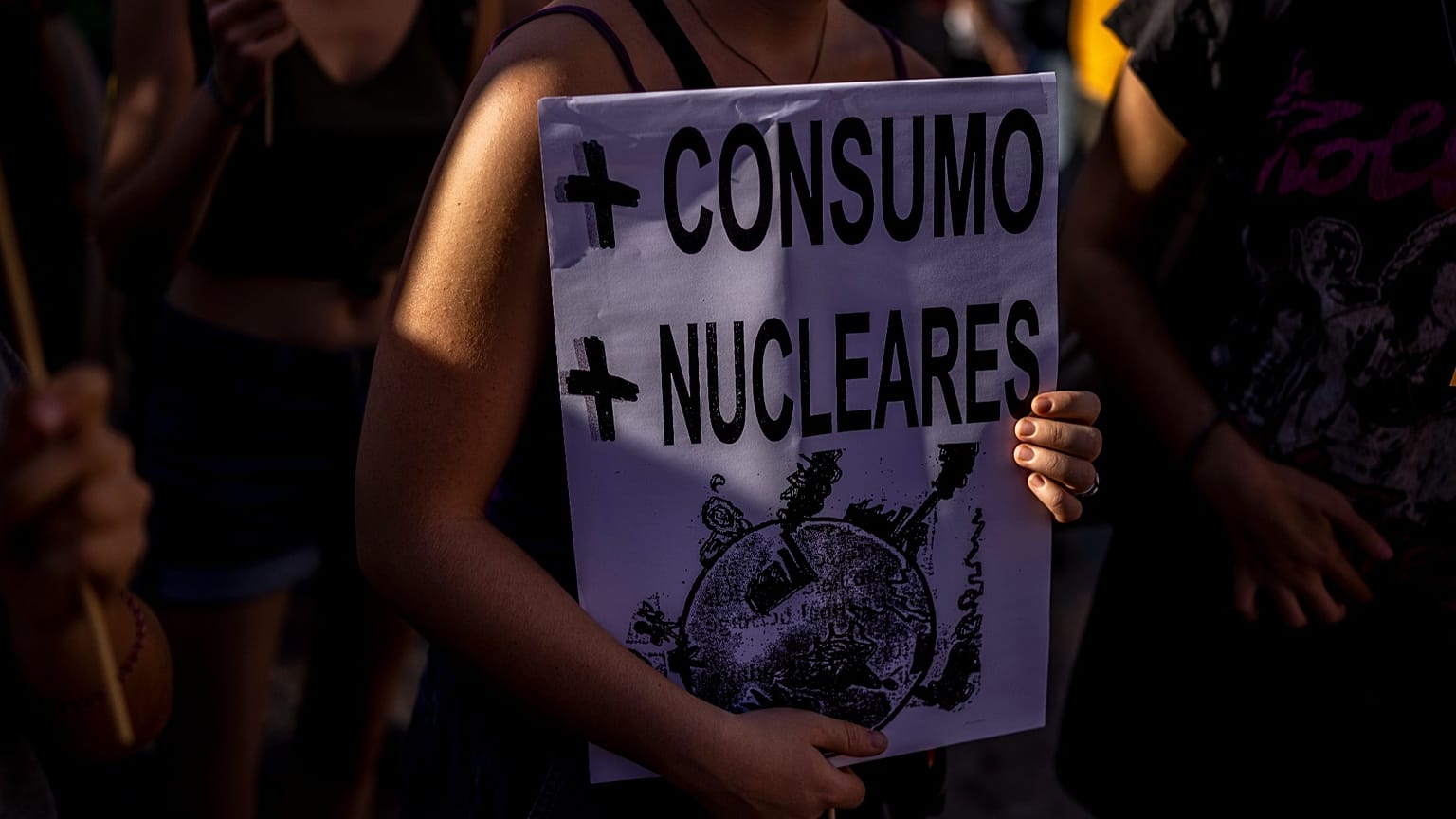 ARCHIVO: Una mujer sostiene una pancarta que reza "+ Consumo, + Nuclear" durante una protesta en Madrid, el 23 de septiembre de 2022.