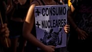 ARCHIVO: Una mujer sostiene una pancarta que reza "+ Consumo, + Nuclear" durante una protesta en Madrid, el 23 de septiembre de 2022.