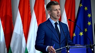 Magyar Péter, a Tisza Párt elnöke, leendő miniszterelnök a párt frakciójának első üléséről tartott sajtótájékoztatón a Hungexpo Kongresszusi Központban 2026. április 20-án.