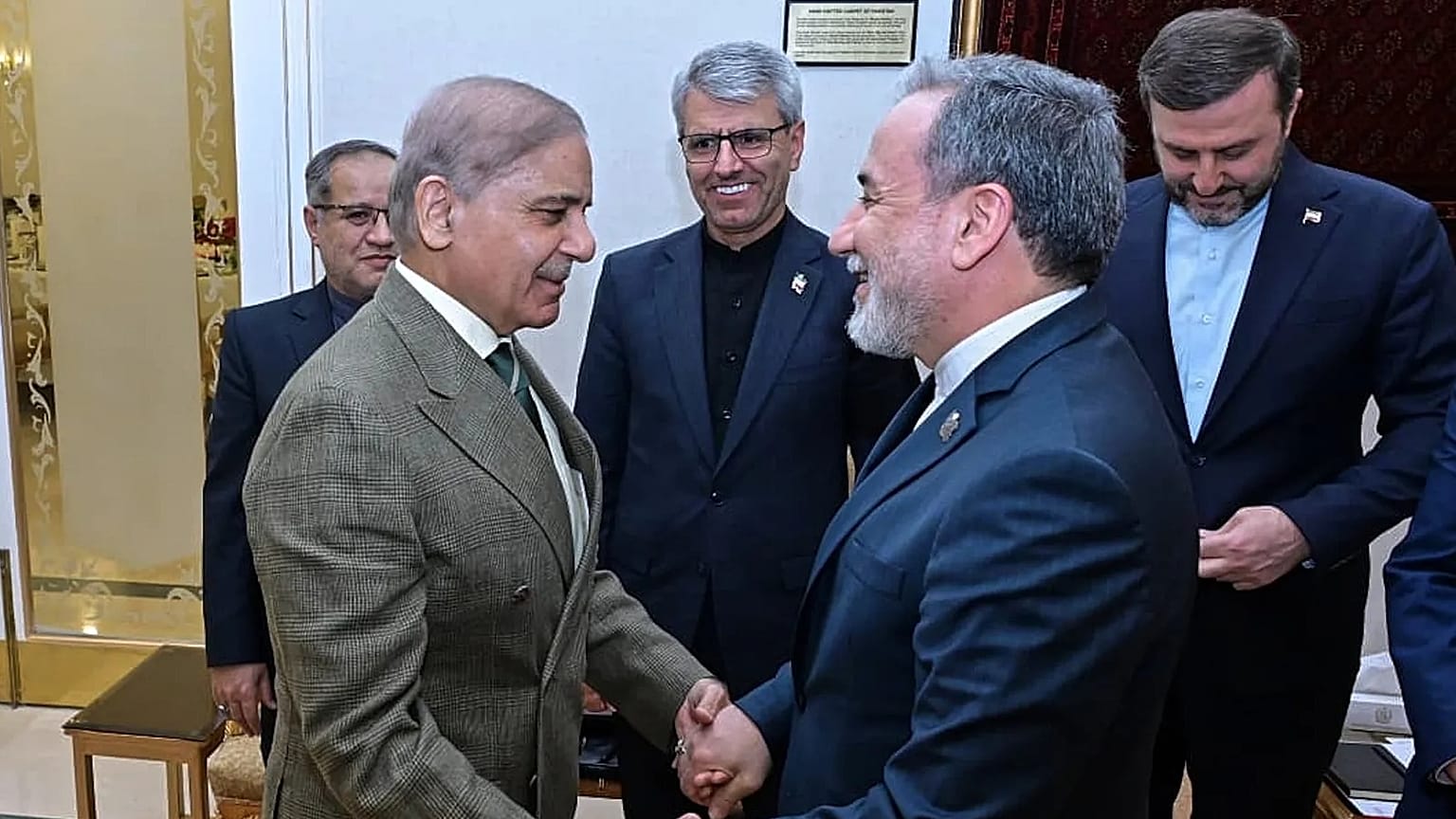 رئيس الوزراء الباكستاني شهباز شريف مع وزير الخارجية الإيراني عباس عراقجي في إسلام آباد، باكستان، يوم السبت 25 أبريل/نيسان 2026.