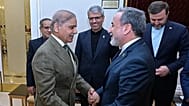 رئيس الوزراء الباكستاني شهباز شريف مع وزير الخارجية الإيراني عباس عراقجي في إسلام آباد، باكستان، يوم السبت 25 أبريل/نيسان 2026.