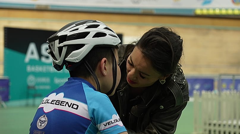 Fatima Amerzhanova ve 10 yaşındaki oğlu Amir iki yıldır uyarlamalı bisiklet sporuyla ilgileniyor.