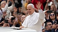El Papa León XIV llega para celebrar su audiencia general semanal en la Plaza de San Pedro, en el Vaticano, el 6 de mayo de 2026.