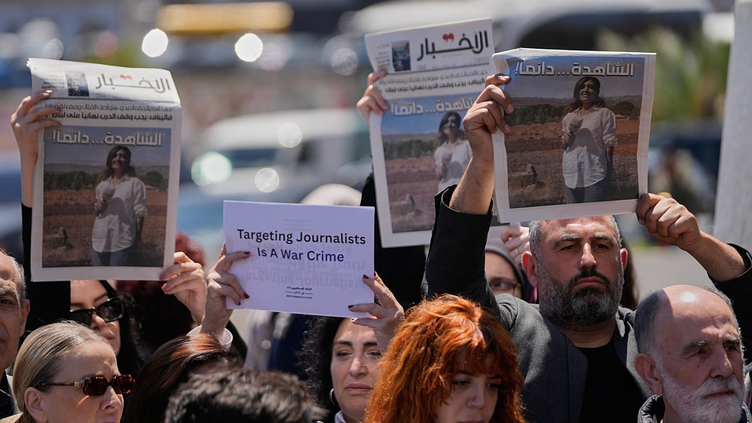 صحافيون يرفعون صحفاً تظهر صور الصحافية اللبنانية أمل خليل التي قُتلت الأربعاء في غارة جوية إسرائيلية.