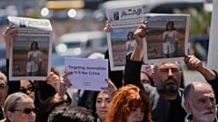 صحافيون يرفعون صحفاً تظهر صور الصحافية اللبنانية أمل خليل التي قُتلت الأربعاء في غارة جوية إسرائيلية.