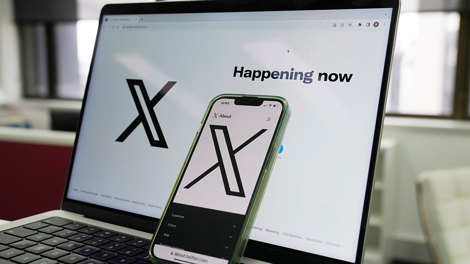 سيتم عرض الصفحة الافتتاحية لمجلة X على جهاز كمبيوتر وهاتف في سيدني، يوم الاثنين 16 أكتوبر 2023