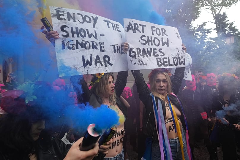 Des militantes de Pussy Riot et de FEMEN à la Biennale de Venise devant la pavillon russe, le 6 mai 2026