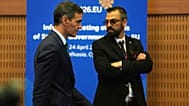 Sánchez (a la izquierda) durante la cumbre de la UE en Ayia Napa, Chipre, el 23 de abril de 2026