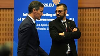Sánchez (a la izquierda) durante la cumbre de la UE en Ayia Napa, Chipre, el 23 de abril de 2026