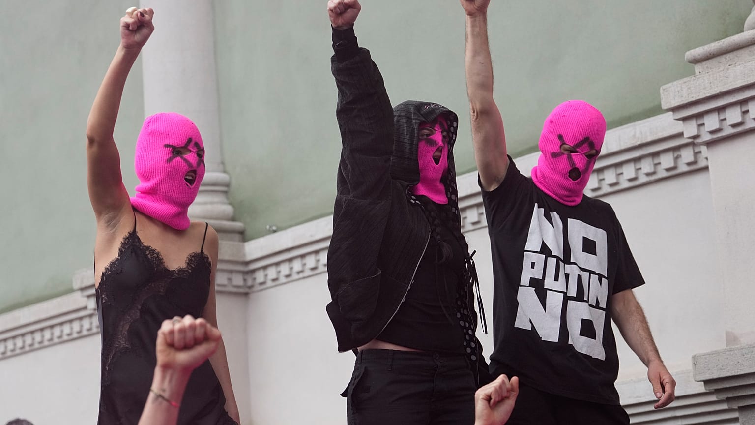 Активистки Pussy Riot и FEMEN проводят акцию протеста против присутствия России на венецианской биеннале, несмотря на вторженин в Украину в 2022 году, Венеция, 6 мая 2026 г.