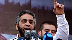 يلقي الفنان اللبناني فاضل شاكر خطبة دعماً للمقاتلين المتمردين السوريين واللاجئين السوريين، بعد صلاة الجمعة
