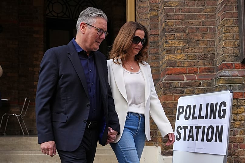Il primo ministro britannico Keir Starmer e la moglie Victoria votano alle elezioni locali a Londra, 7 maggio 2026