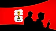 تظهر صور الأشخاص أمام شاشة فيديو أثناء إطلاق جولة كأس العالم لكرة القدم في فانكوفر، يوم الجمعة 10 أبريل 2026. 