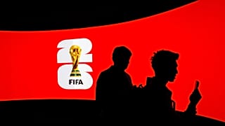 تظهر صور الأشخاص أمام شاشة فيديو أثناء إطلاق جولة كأس العالم لكرة القدم في فانكوفر، يوم الجمعة 10 أبريل 2026. 