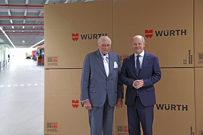 Bundeskanzler Olaf Scholz gratulierte zum 75. Arbeitsjubiläum von Prof. Reinhold Würth am 1. Oktober 2024 in Künzelsau.