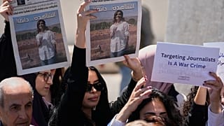 رفع صحفيون صحفاً تحمل صوراً للصحفية اللبنانية أمل خليل التي قُتلت يوم الأربعاء في غارة جوية إسرائيلية، بيروت، لبنان، الخميس 23 أبريل/نيسان 2026. 