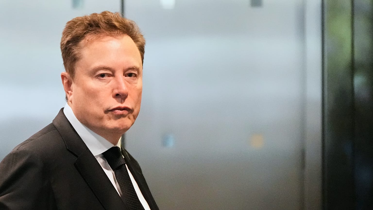 Elon Musk arriva alla Corte distrettuale federale di Oakland, California, martedì 28 aprile 2026.