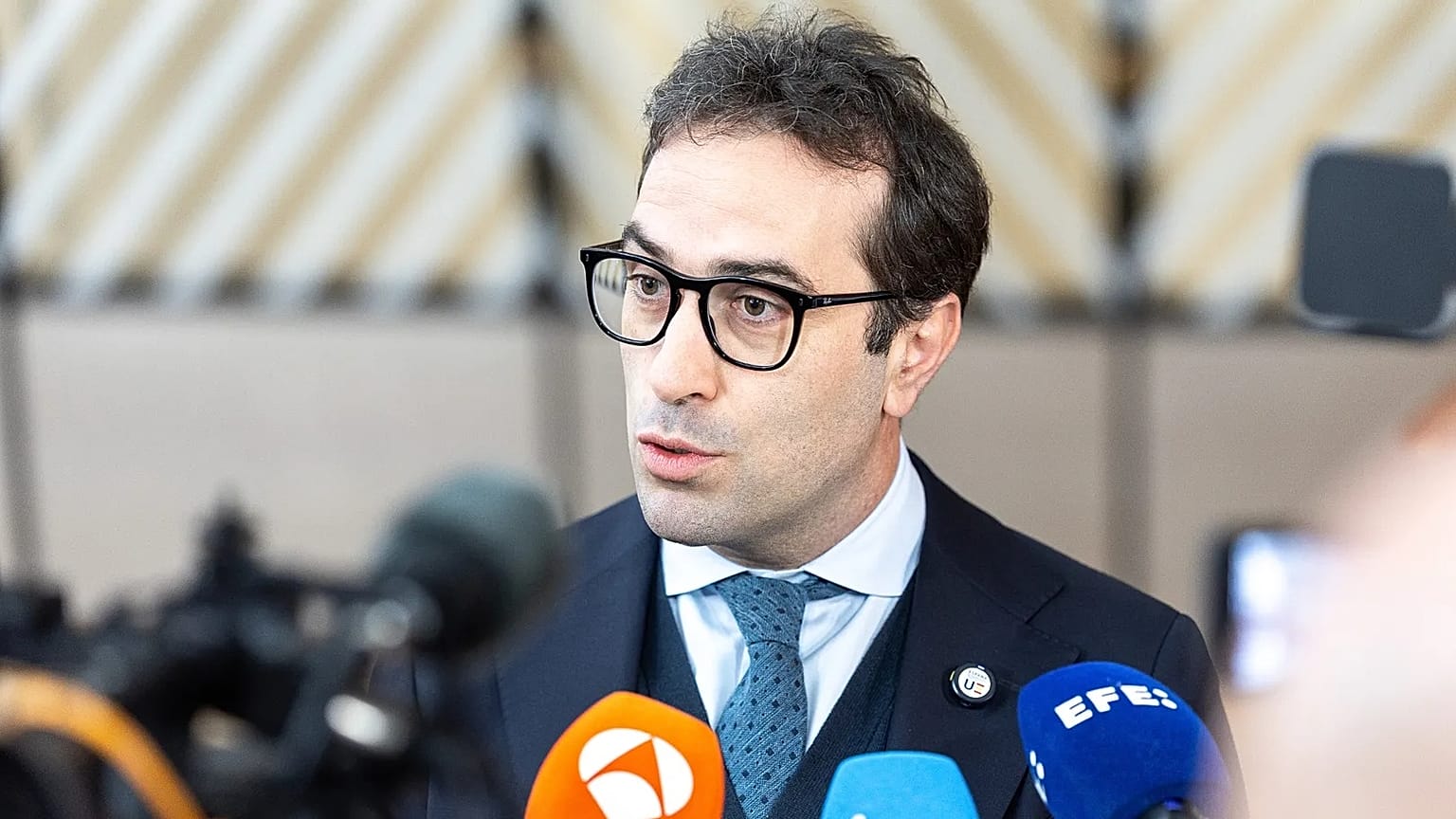 El ministro de Economía y vicepresidente primero de España, Carlos Cuerpo, llega a una reunión con sus homólogos del Eurogrupo, el 4 de mayo de 2026, celebrada en Bruselas