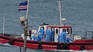 يصل العاملون الصحيون الذين يرتدون معدات الحماية لإجلاء المرضى من السفينة السياحية MV Hondius في ميناء برايا، الرأس الأخضر، الأربعاء 6 مايو 2026.