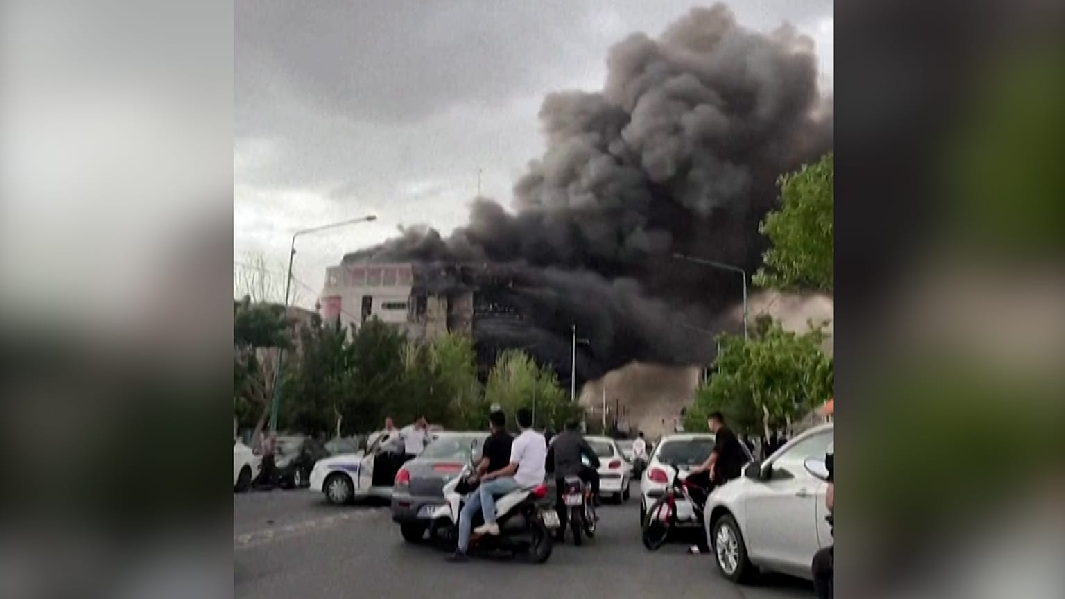 Immagini pubblicate online il 5 maggio 2026 mostrano un complesso commerciale in fiamme nella città di Andisheh, a ovest di Teheran.