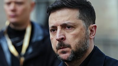Le président ukrainien Volodymyr Zelenskyy arrive à la cérémonie de remise du prix international des quatre libertés à Middelburg, aux Pays-Bas, le jeudi 16 avril 2026.