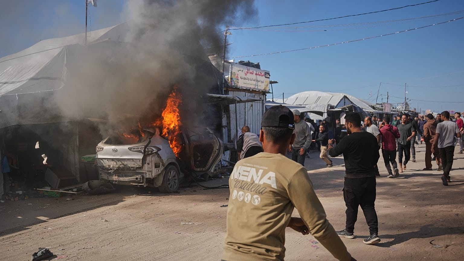 فلسطينيون يتجمعون حول سيارة ضربتها غارة جوية إسرائيلية في خان يونس جنوب قطاع غزة، الأربعاء 6 مايو 2026.