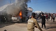 فلسطينيون يتجمعون حول سيارة ضربتها غارة جوية إسرائيلية في خان يونس جنوب قطاع غزة، الأربعاء 6 مايو 2026.