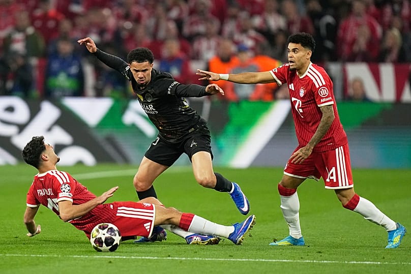 Bayern's Aleksandar Pavlovic, left, and Bayern's Luis Diaz, right, challenge PSG's Warren Zaire-Emery during the Champions League semifinal