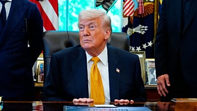 Le président Donald Trump rencontre des combattants de l'UFC, mercredi 6 mai 2026, dans le bureau ovale de la Maison Blanche, à Washington.