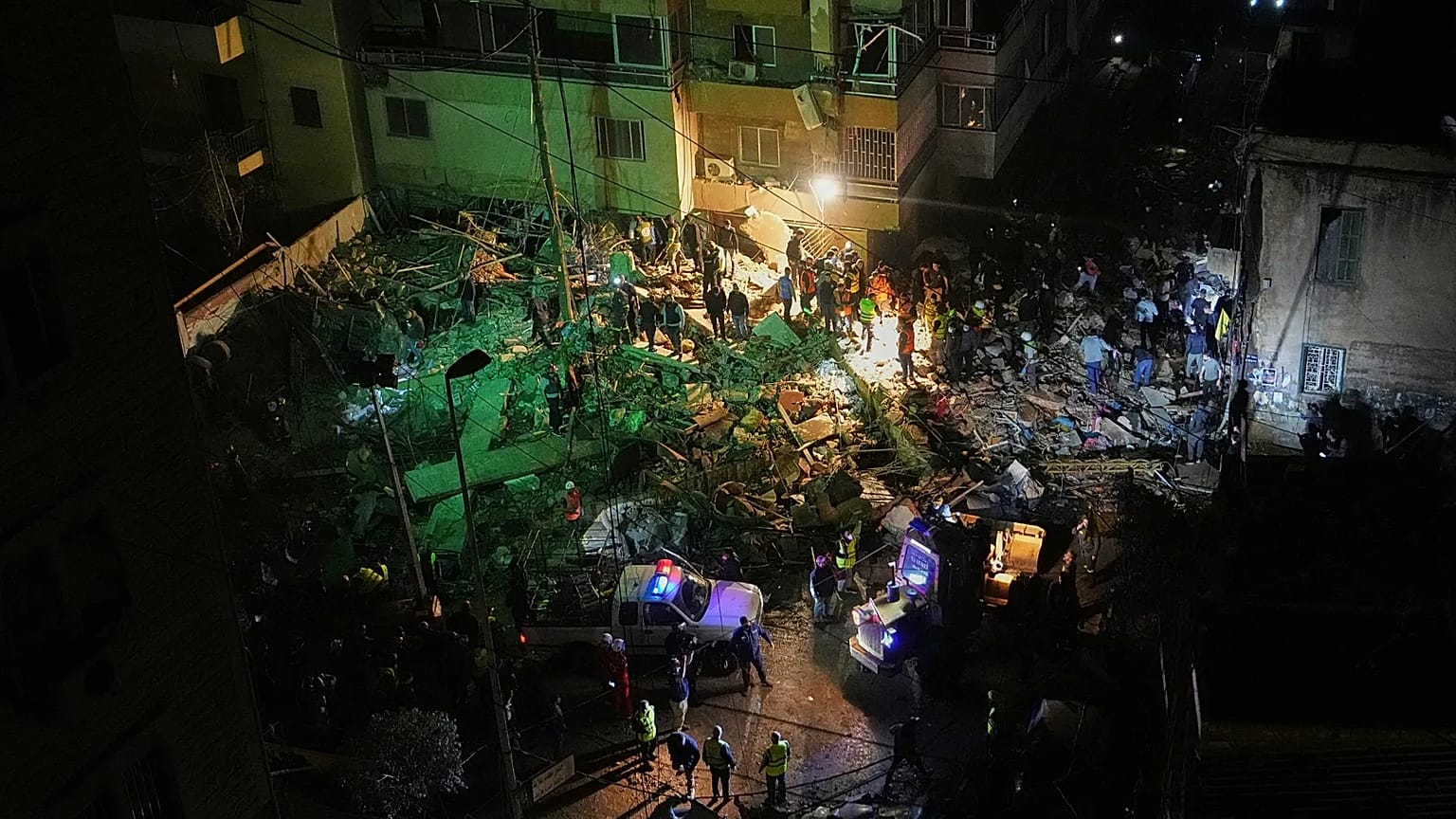 Kurtarma görevlileri, İsrail'in Dahiye'de düzenlediği hava saldırısının ardından hasar gören bir binanın enkazında hayatta kalanları arıyor, 6 Mayıs, 2026