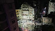 Διασώστες ψάχνουν στα ερείπια ενός κατεστραμμένου κτιρίου για επιζώντες μετά από ισραηλινή αεροπορική επιδρομή στην Νταχίγιε, στα νότια προάστια της Βηρυτού, στον Λίβανο., 6/5