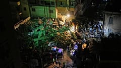 Los equipos de rescate buscan supervivientes entre los escombros de un edificio dañado tras un ataque aéreo israelí en Dahiyeh, 6 de mayo de 2026.