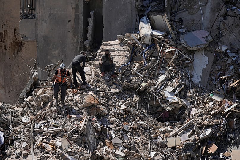 Kurtarma görevlileri, İsrail'in Dahiye'de düzenlediği hava saldırısının ardından hasar gören bir binanın enkazında hayatta kalanları arıyor, 7 Mayıs 2026.