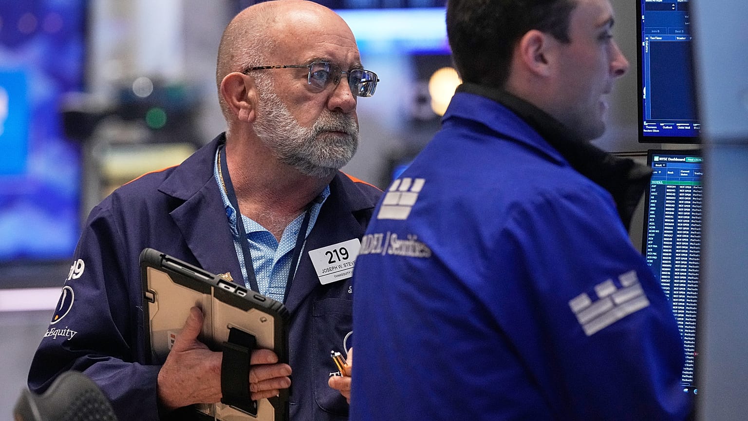 Le trader Joseph Stevens, à gauche, travaille sur le parquet de la Bourse de New York, le mardi 5 mai 2026.