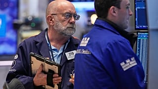 El operador Joseph Stevens, a la izquierda, trabaja en el parqué de la Bolsa de Nueva York, el martes 5 de mayo de 2026.