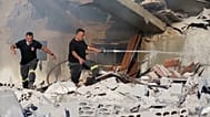 Des pompiers éteignent un incendie