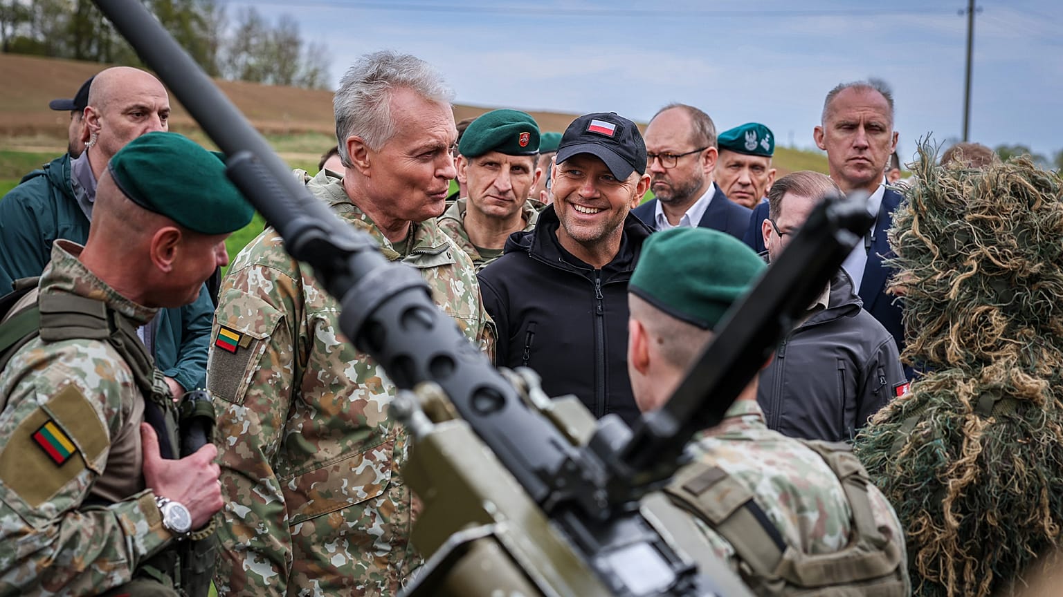 Prezydent Polski Karol Nawrocki i prezydent Litwy Gitanas Nausėd podczas ćwiczeń „Brave Griffin 26–II”, 6 maja 2026 r. w miejscowości Kamień na Litwie