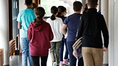 Παρενόχληση, άνιση μεταχείριση και διακρίσεις στο σχολείο: ένας στους τρεις γονείς λέει ότι το παιδί του έχει πέσει θύμα