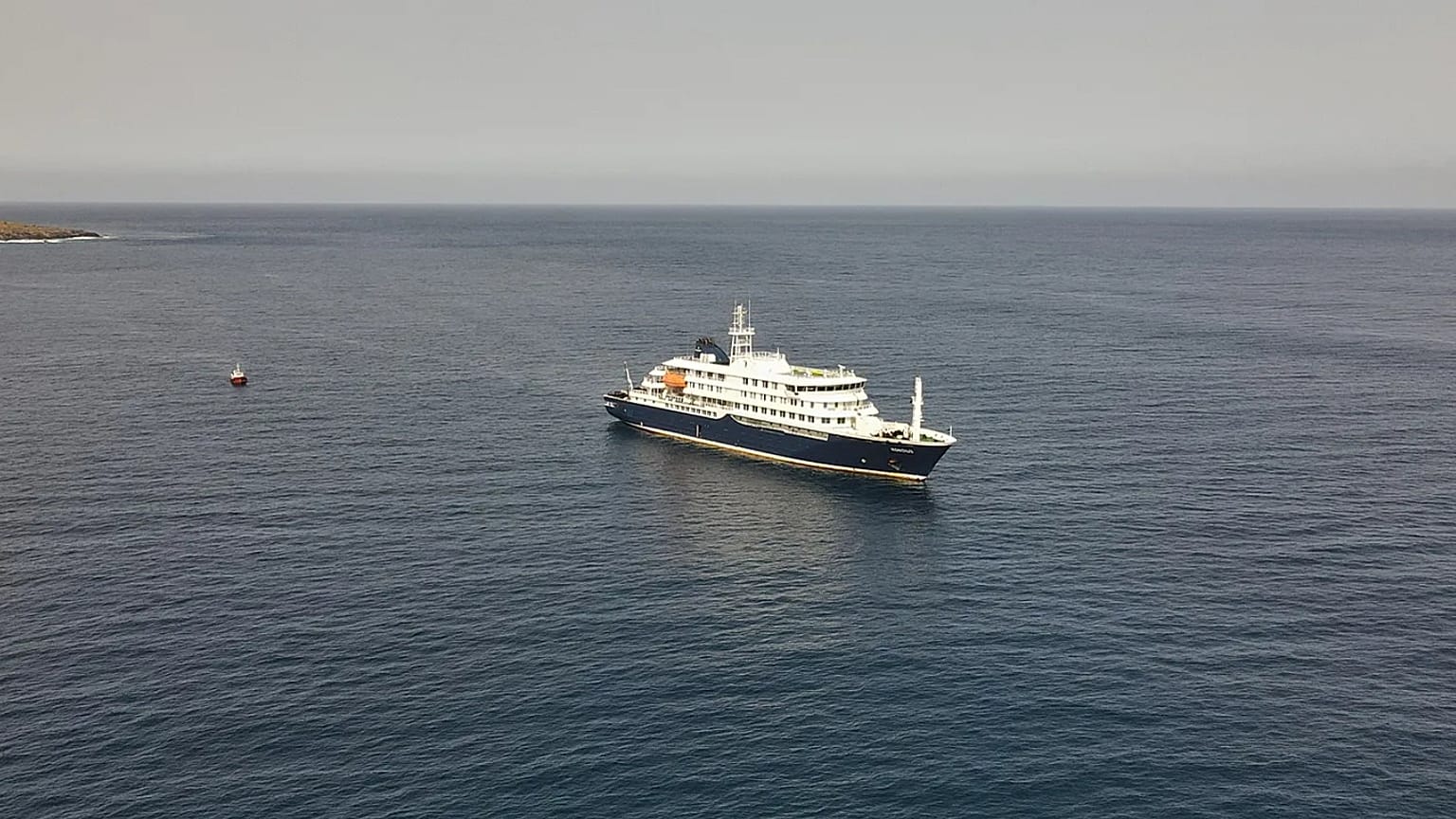 Hollanda yolcu gemisi MV Hondius'un 5 Mayıs 2026 tarihinde Cape Verde açıklarında Atlantik'te demirlemiş halinin havadan görünümü. 