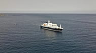 Hollanda yolcu gemisi MV Hondius'un 5 Mayıs 2026 tarihinde Cape Verde açıklarında Atlantik'te demirlemiş halinin havadan görünümü. 